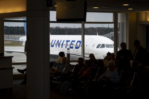 United Airlines tiene nueva regla sobre auriculares: si no la cumples, te saldría muy caro