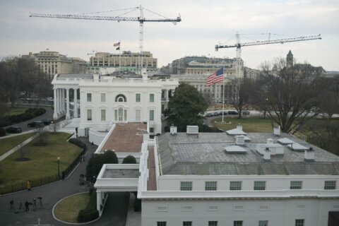 Juez ordena a Trump detener la construcción de salón de baile en la Casa Blanca