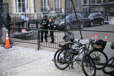 Detienen a conductor tras impactar su vehículo contra reja cercana a la Casa Blanca