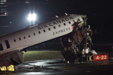 ¿Qué causó el accidente de un avión y un camión de emergencia en el aeropuerto de LaGuardia?
