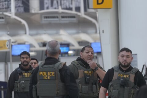¿Qué está haciendo ICE en los aeropuertos?, según fuentes de NBC News