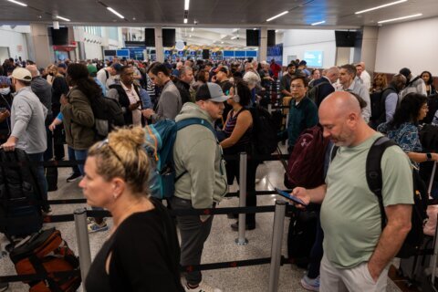¿Atrapado en una larga fila de TSA a punto de perder tu vuelo? Lo que debes saber