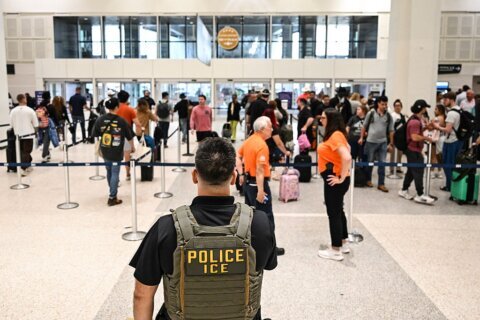¿Pueden los agentes de ICE arrestar a inmigrantes en los aeropuertos? Esto dijo Trump
