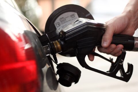 Sube el petróleo tras ataques a Irán: ¿cómo afectaría el precio de la gasolina?