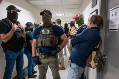 El DOJ dice que se basó por error en un memo de ICE para hacer detenciones en cortes de inmigración