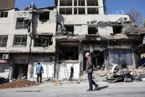 Identifican a dos militares de EEUU que murieron en ataque; hunden buque de guerra iraní