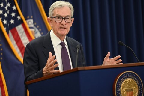 La Fed mantiene estables las tasas de interés, mientras siguen subiendo los precios de la gasolina