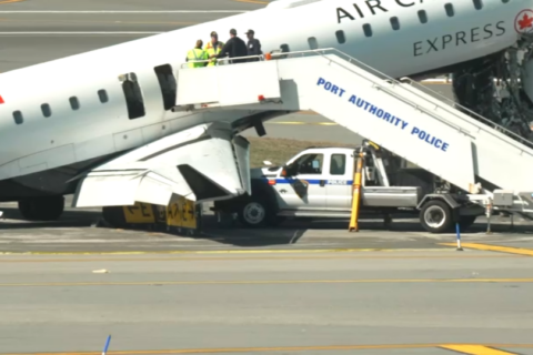 ¿Qué falló? Revelan errores críticos antes del accidente aéreo en LaGuardia