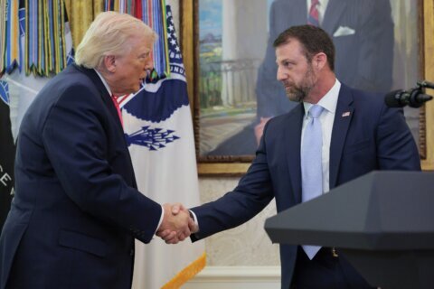 El senador republicano Markwayne Mullin jura como secretario de Seguridad Nacional