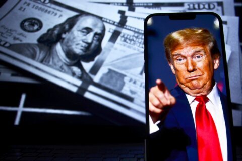 La firma de Trump estará en los billetes; será la primera vez para un presidente en funciones