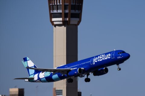 La FAA suspende brevemente todos los vuelos de JetBlue