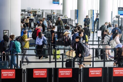 El presidente Trump firma una orden ejecutiva para compensar a los empleados de la TSA