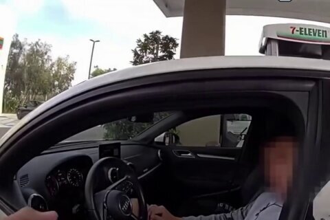 Arrestan a hombre de California tras exigir gasolina gratis; dijo que el dinero “no es real”