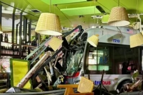 Metrobus se estrella contra restaurante en DC y deja 3 heridos