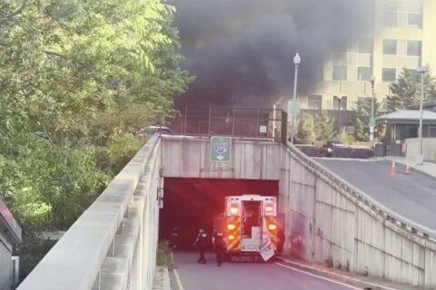 Metrobus se incendia bajo el National Mall; túnel permanecerá cerrado hasta nuevo aviso