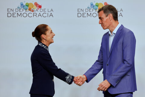 With a handshake, Spain and Mexico put diplomatic tussle over their colonial past behind them