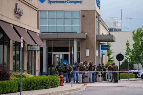 Exchange of gunfire inside Mall of Louisiana leaves 1 person dead and 5 wounded