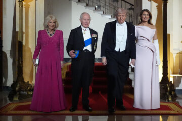President Donald Trump and first lady Melania Trump pose for a photo with Britain's King Charles III and Queen Camilla at the Grand Staircase in the Grand Foyer of the White House during a State Dinner Tuesday, April 28, 2026, in Washington. (AP Photo/Alex Brandon)
