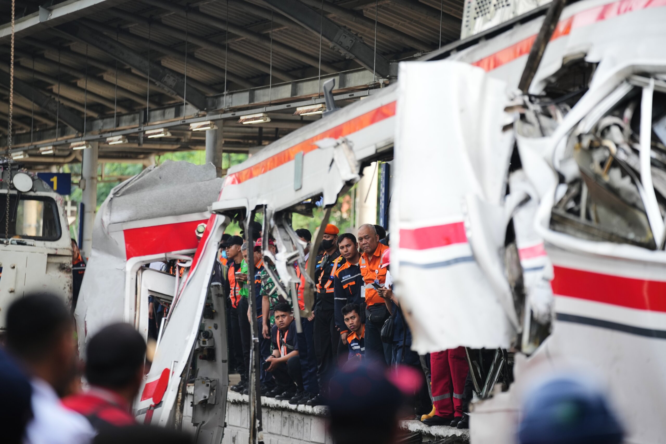 Penyelamat Pulihkan Korban Terakhir dari Kecelakaan Kereta di Indonesia yang Menewaskan 15 dan Melukai Puluhan