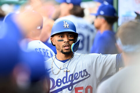 Mookie Betts leaves the game in the 1st inning for the Dodgers with right lower back pain