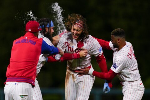 Schwarber delivers as Phillies rally again to beat Giants 6-5 in 10 innings for doubleheader sweep