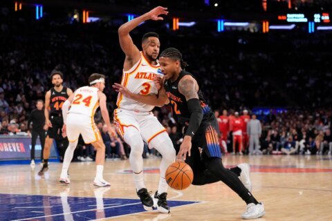 CJ McCollum leads a late rally as the Hawks stun the Knicks 107-106 to tie their series at 1-1