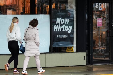 US jobless claims fall last week as layoffs remain low despite global economic uncertainty