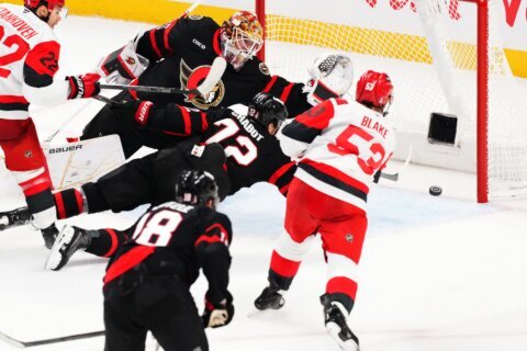 Hurricanes beat the Senators 2-1 to take a 3-0 series lead