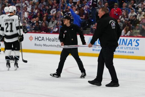 Kings interim coach D.J. Smith hit by shattered glass as panel breaks behind LA bench in Game 2