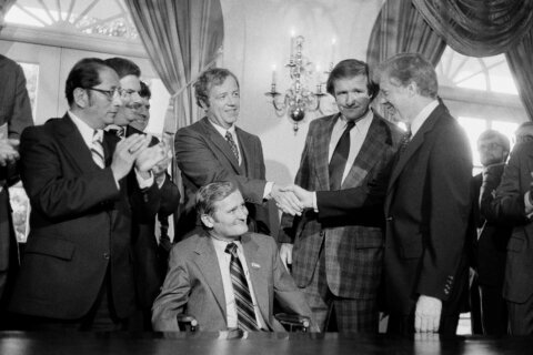 Donald Riegle, who represented Michigan in Congress under 7 presidents, dies at 88