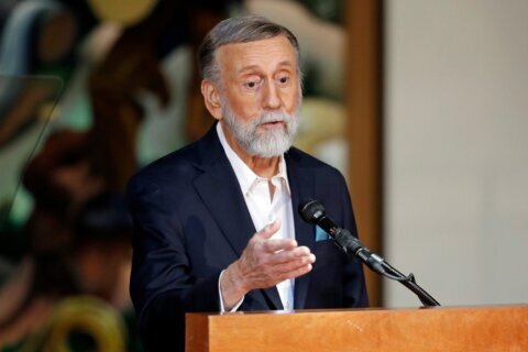 Grammy-winning singer-songwriter Ray Stevens recovering after breaking neck