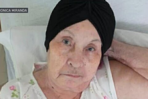 Lo acusan de apuñalar hasta la muerte a su madre de 80 años: confiesa por qué lo hizo