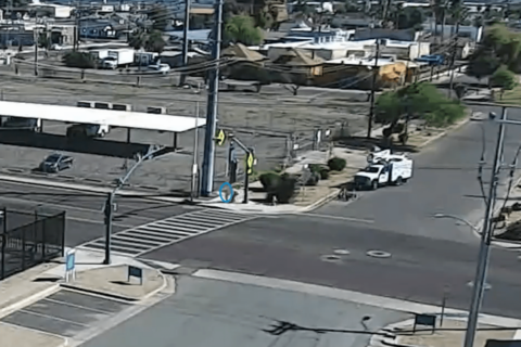 En video: salvan a niño segundos antes de caminar hacia el tráfico en ciudad de EEUU