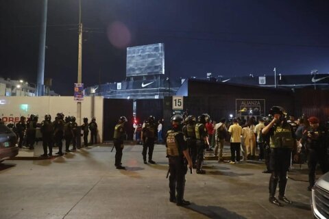 Desplome de pared en estadio de Perú deja un muerto y cerca de 50 heridos