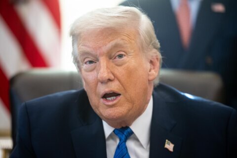Trump ordena al DHS pagar a todos sus empleados en medio del cierre parcial