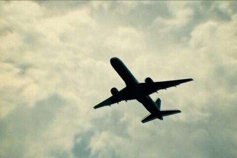 Mujer da a luz durante vuelo internacional a Nueva York