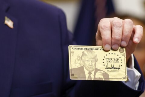 La visa “tarjeta dorada” de Trump solo se ha otorgado a una persona, dice el secretario de Comercio