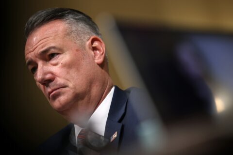 Salida del director de ICE reabre debate sobre el rumbo de la agencia