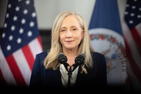 Gobernadora de Virginia firma ley para aumentar el salario mínimo