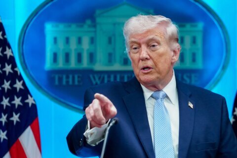 Irán ataca y confisca barcos en el estrecho de Ormuz; Trump extiende el cese al fuego