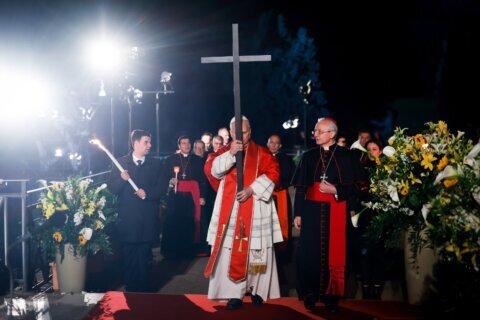 El papa León XIV carga la cruz en el vía crucis, el primer pontífice en hacerlo en décadas