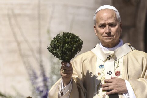 El papa León insta a la paz en su primera Misa de Pascua