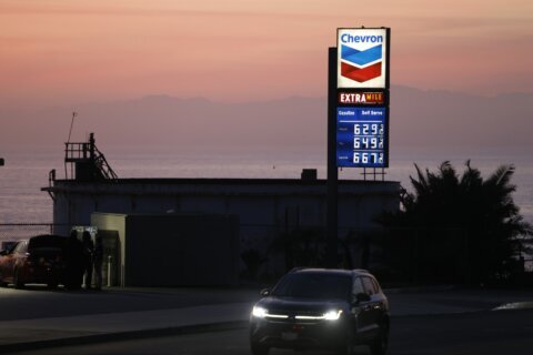 El petróleo supera $104 por barril tras decir Trump que EEUU bloqueará el estrecho de Ormuz