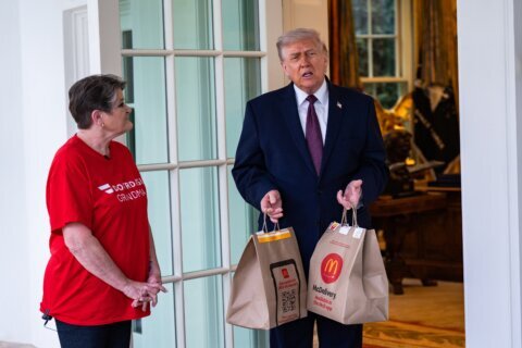Trump pide McDonald’s desde La Casa Blanca y da $100 de propina a repartidora de Doordash
