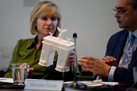 Agencia federal da luz verde al diseño de Trump para un Arco del Triunfo en Washington