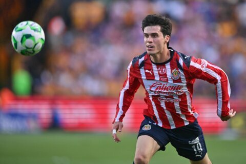 La pasión del fútbol se vive por Telemundo: Liga Premier y Liga MX este fin de semana