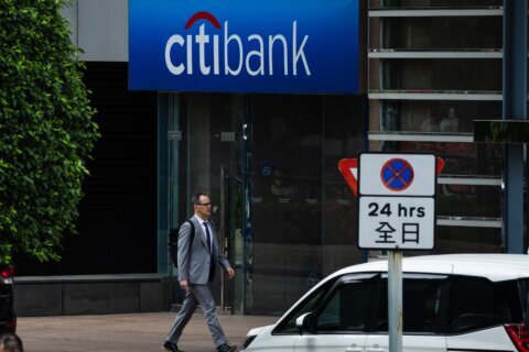 Bancos en EEUU podrían recolectar datos sobre estado migratorio a sus clientes