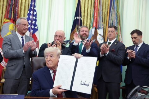 Trump ordena acelerar revisión de psicodélicos como el LSD para tratamientos de salud mental