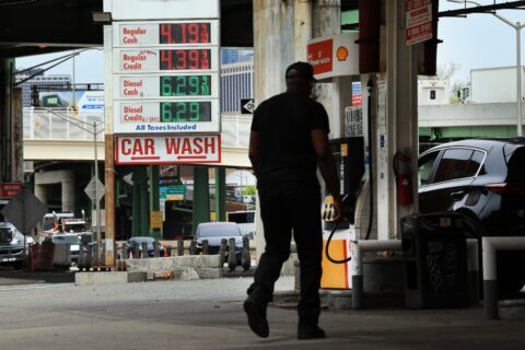 El precio de la gasolina alcanza los $4.23 por galón, un nuevo máximo anual