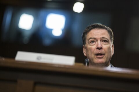 Comey comparece ante una corte, acusado de proferir amenazas contra Trump